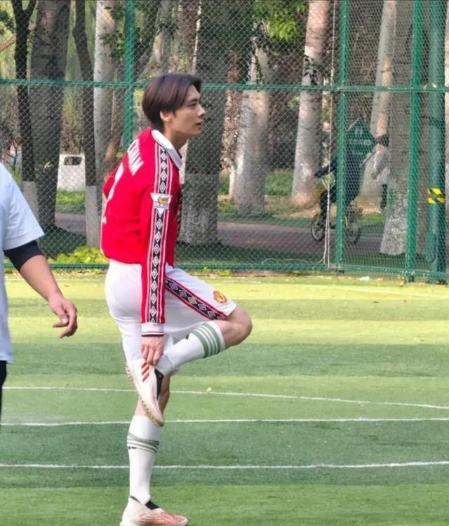 李易峰近况：和友人踢足球，留中分发型露大脑门，网友表示认不出