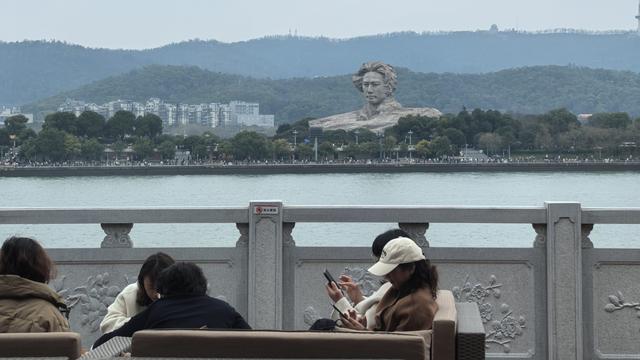 天际自由游走的云朵