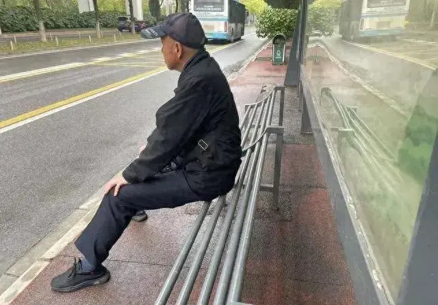 一张椅子的较真：长沙老人怒怼公交站设计缺陷引发市民思考