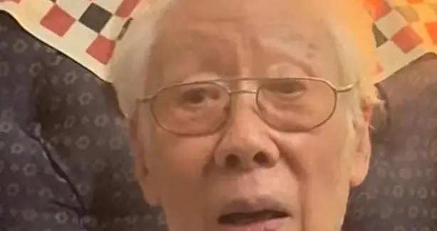 90岁焦晃喜欢抽烟1天5包，与小30岁妻子住旧小区，从未拍过广告