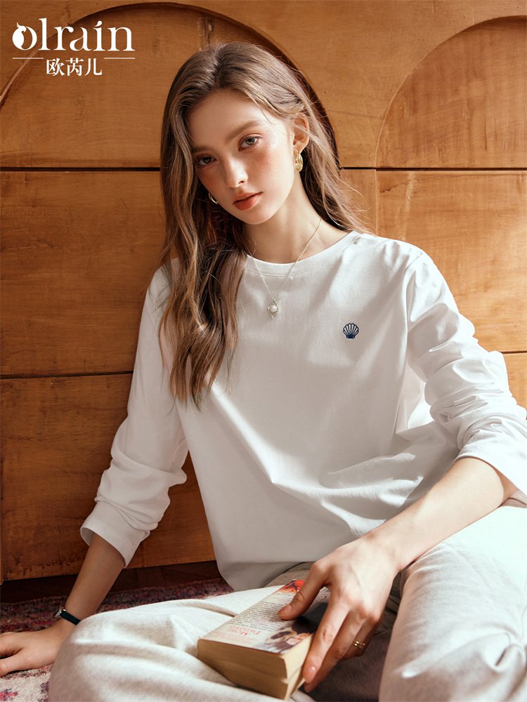 趣味点睛之笔！莼棉小贝壳刺绣圆领长袖T恤