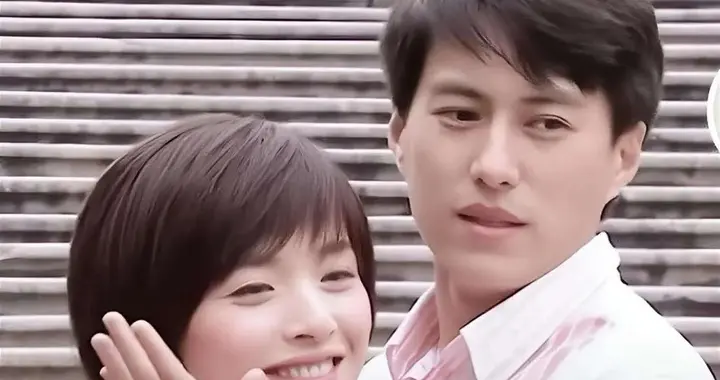 当年靳东不顾父亲反对 硬娶离过婚的李佳，如今他把影后老婆宠成宝