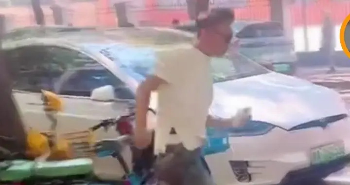 谢霆锋现身西安街头，捧着肉夹馍边走边吃，素颜模样打动无数网友