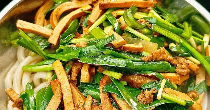 腊肠咸香韭菜苔脆，一盘快手炒面解乡愁