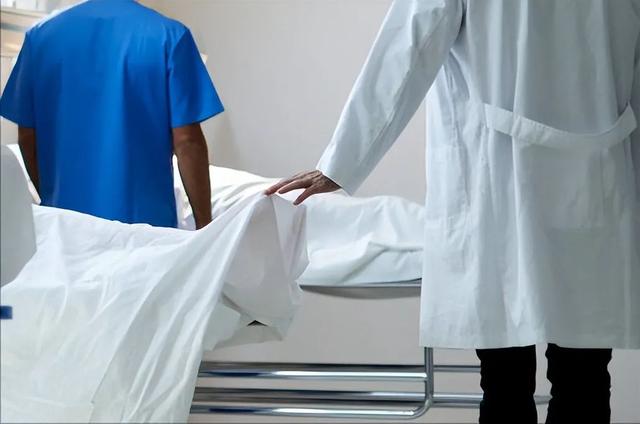 当送患者回病房时，麻醉医生看到患者在那里千恩万谢主刀医生