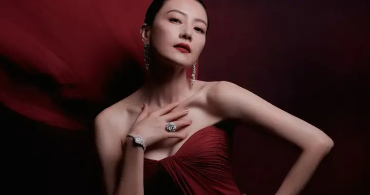 女神高圆圆穿着一袭酒红色抹胸裙写真，像红酒一样好醉人