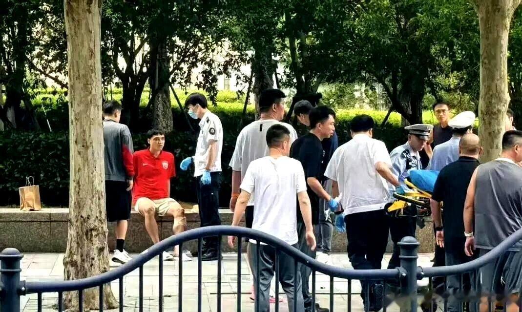 上海海港队证实球员吾米提江遭遇交通事故，酒店门口被试驾车撞击，操作失误...