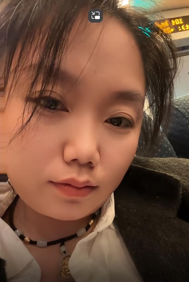 前夫去世女子回家奔丧，途中做了件好事火了！她的经历却把人看哭