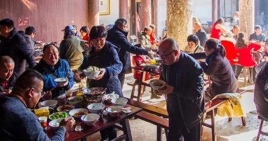 葬礼比婚礼还烧钱？表姐花光换车钱办丧事，活着不孝死了孝？