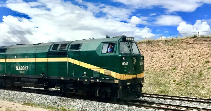 青藏铁路开到格尔木段，为何要换美国火车头？国产的不香吗？