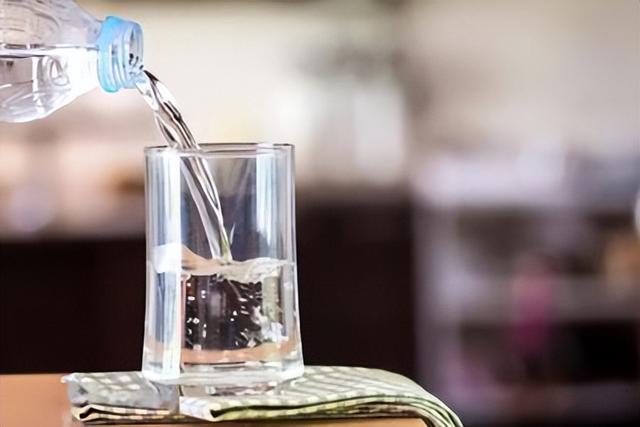 |研究发现，不是人人都需要喝八杯水