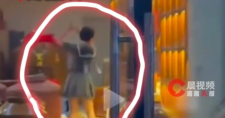 宜宾，一女子怒摔数瓶五粮液，损失约30万，店主透露原因，已报警