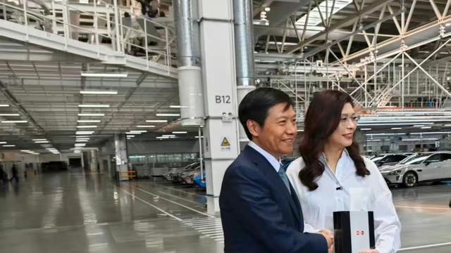 国豪哥：4月12日，小米集团总裁雷军，在