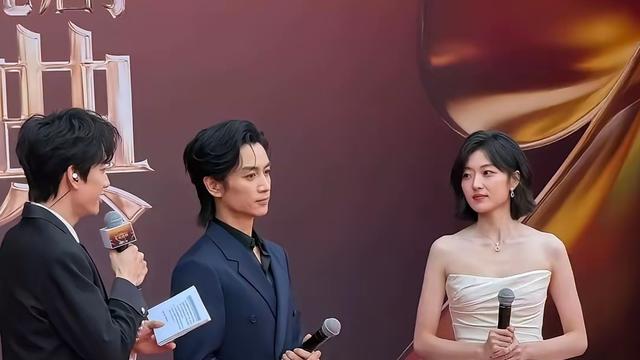 逐草四方：陈晓这头身比有点奇怪，是侧站的