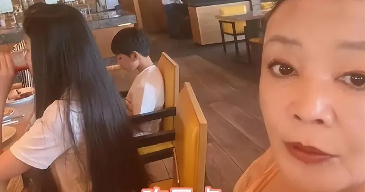 11岁小玥儿情商高，在学校里直夸奶奶张兰！后妈马筱梅功不可没！