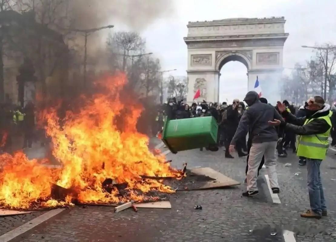 法国暴乱，为什么有些人把锅甩给美国，真是这样？ 事实上马克龙自己都讲...