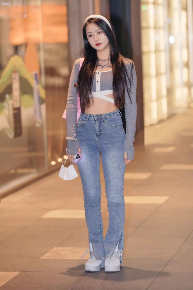 穿露脐衣搭配牛仔裤秀性感身材的时尚小姐姐