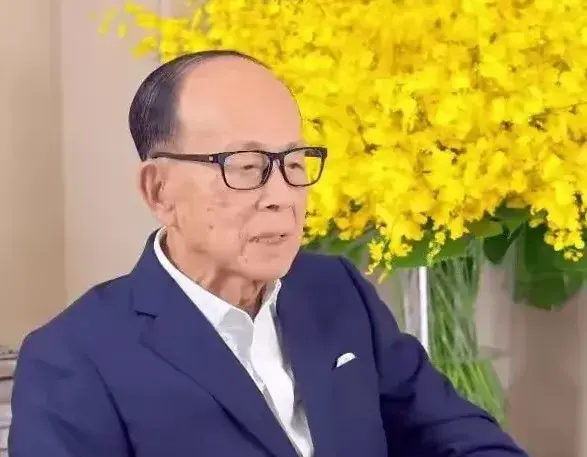 李嘉诚闻风而动，两件大事让他下定决心，长和终于递上投名状