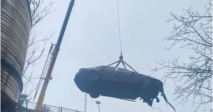 红旗H5：15米高坠落奇迹，国民神车安全不虚！