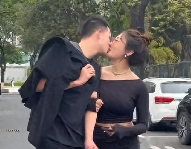 36岁少妇反追19岁男大，开豪车送他上学，网友：一个贪财一个好色