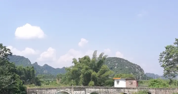 广西南宁市隆安县有个地方叫罗兴，村口的老桥曾死过人而印象深刻