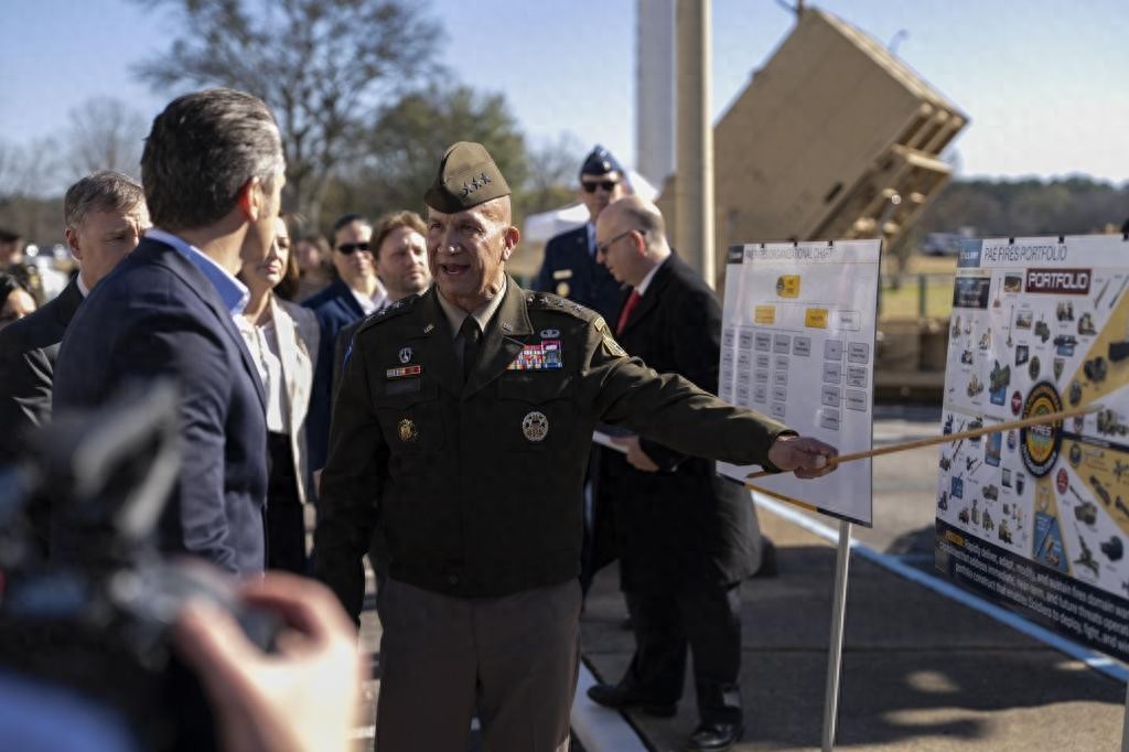 对标东风17！美国高超音速导弹正式服役，战斗部威力竟不如霹雳15