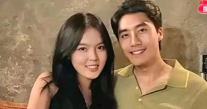 李咏23岁女儿晒甜蜜合照，学霸+五国语言加持，活成父亲的模样