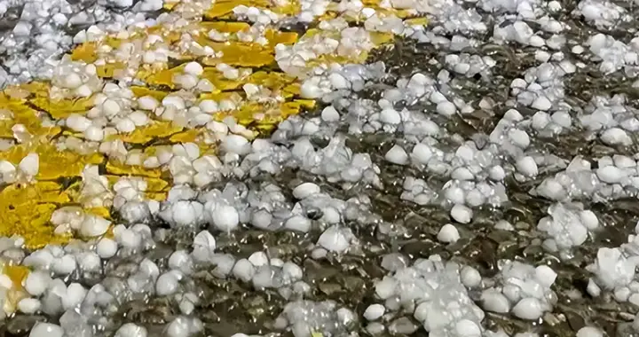 13级大风裹挟雷暴冰雹肆虐一夜，武汉这场狂风暴雨怎么来的？