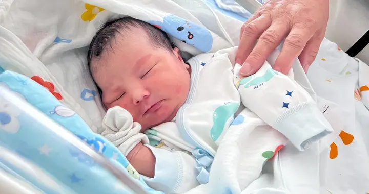 除了多抱，0-3个月也要多做4件事，这是大脑“发育开关”