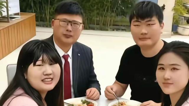 云游视界志在四方：大衣哥儿子女儿同框！