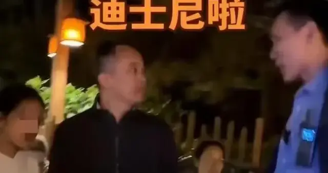 破防了‼️迪士尼父女排队3小时却看着别人花千元优速通直接插队