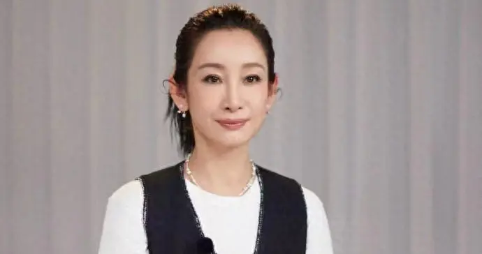 秦海璐的中年穿搭真时髦！白T恤+马甲+开叉裙，减龄又洋气！