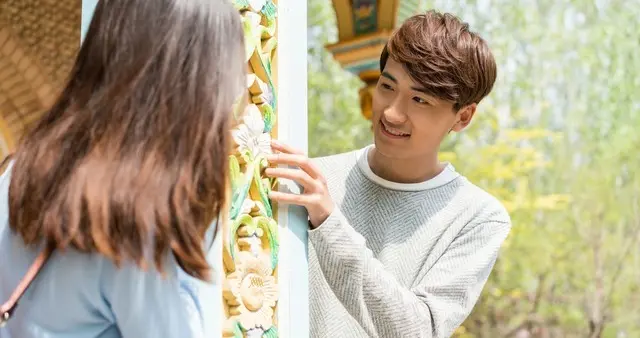 女生到底爱话痨，还是爱闷骚？心理学真相:受欢迎的从不是话多少