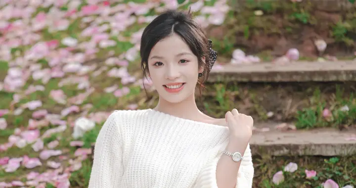 花朵簇拥着美女，仿佛是大自然的馈赠