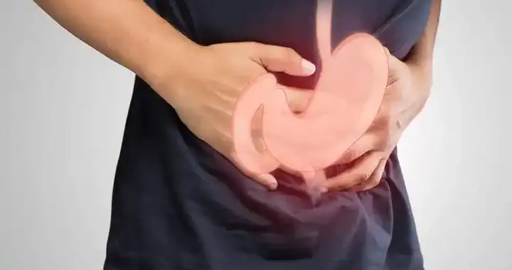 胃部是否癌变？劝告：察觉自己喝水常有这6症状，建议检查