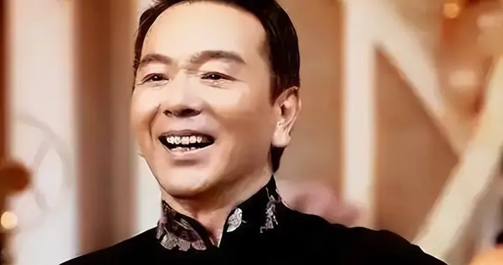 原来他也在上海定居，妻儿早已移居国外，69岁还在为家人打拼赚钱