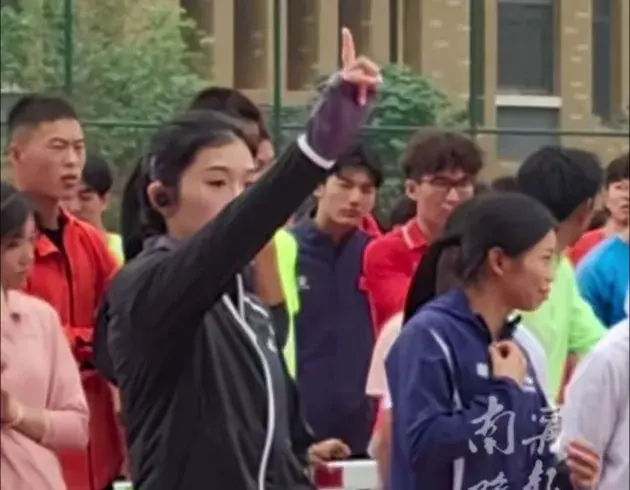 吴艳妮抵达南宁！田径场再现招牌动作，现场体育生变粉丝追着合影