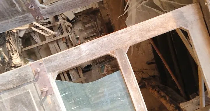 这间坍塌的土胚房里曾经养育五个孩子！