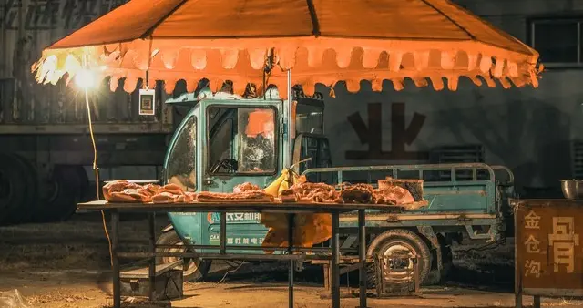 我在仇人门口摆摊卖了十年卤肉，他女儿结婚那天，我随了一份大礼