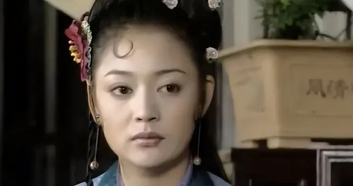 她是知名女导演，恋上大学班主任毕业就结婚，今丈夫主动当贤内助