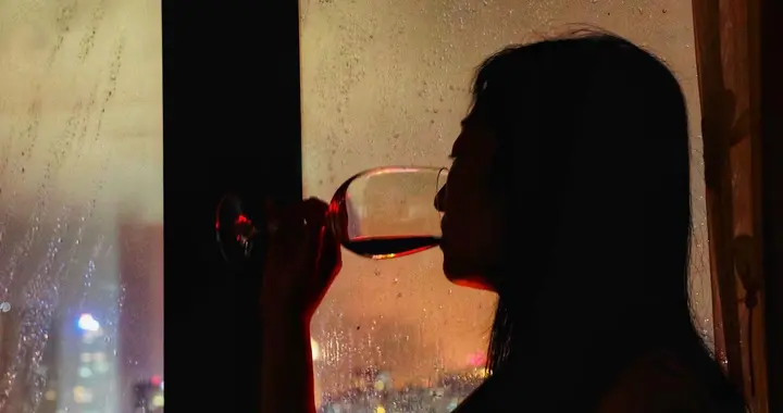 睡前喝红酒助眠？医生直言：短期看着有用，长期会毁睡眠