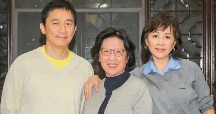 刘嘉玲回苏州拜访恩师，与同学叙旧状态年轻，梁朝伟也在和蔼可亲