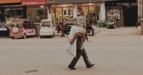 孩子一句我们明明很努力，为什么还是很穷，戳碎无数成年人的伪装