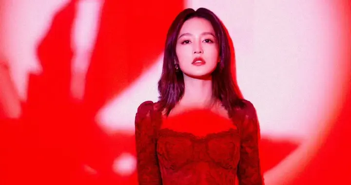 李沁，红裙妆造，热烈明艳。