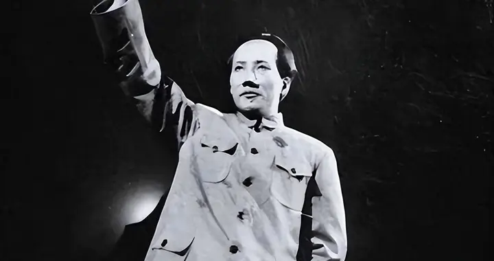 他是第一位扮演毛主席的演员，毛主席看后，提了一点意见