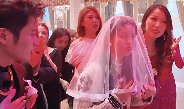 哈妮克孜节目和王勉举办婚礼，亲弟弟首出镜，高大帅气酷似张云龙