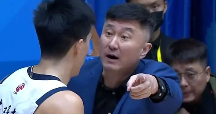 广东遭耻辱翻盘：领先19分崩盘，杜锋创尴尬纪录，徐杰状态过山车