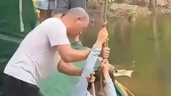 用中华利剑：是人，象这位女士都觉得尴尬极