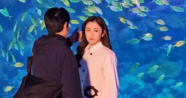陈梦青岛极地海洋世界录节目，穿搭文艺清新，人美气质好！