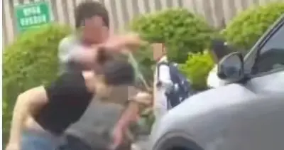 完整监控曝光：福建三明女子脚踹保安前，车门曾夹住其腿部